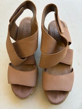 SOUL Naturalizer Tan Crossover Strap Wedge Sandals Sz US 7.5 M